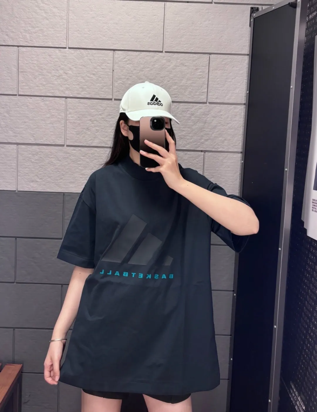 No watermark upper body renderings 𝟬𝟱𝟳𝟰# Exclusive real shots/differences between various stolen pictures and online versions on the market [𝗔𝗱𝗶𝗱𝗮𝘀 𝗕𝗮𝘀𝗸𝗲𝘁𝗕𝗮𝗹𝗹 𝟮𝟰𝗳𝘄Co-branded𝗢𝗦 Minimalist advanced Retro sports round neck short-sleeved 𝗧 shirt】Same Style for men and women! ✅The fabric is made of 260 grams of double yarn smooth cotton, purchased from the original molding board, OS loose version, customized threaded cake collar, weight up to 500 grams. ✅Original mold-making custom silicone thick leather logo, laser cutting, no burrs, imported press machine high temperature and hot and cold double-sided shaping and pressing, not easy to fall off! ✅Customized special process equipment and wiring are consistent with Authentic, different from ordinary currency on the market! ✅Remarks: The quality and process wiring of bulk goods are consistent with the official website Authentic, which is different from the market currency! ! ! 🌈Color: Black Blue Label Size: XS S M L XL